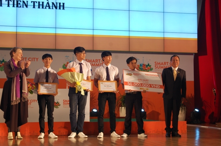 SV Đại học Thủ Dầu Một đạt giải cao nhất cuộc thi lập trình Smart city Hackathon Binh Duong 2016